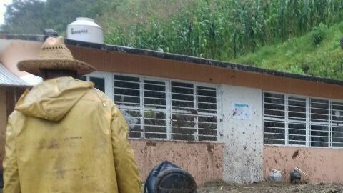 Daños por las intensas lluvias que dejó a su paso la tormenta tropical Earl en la comunidad de Tamazolapa, en Veracruz .