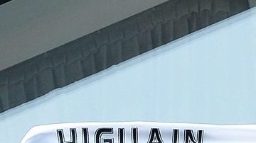 Gonzalo Higuaín presume su jersey de la Juventus,