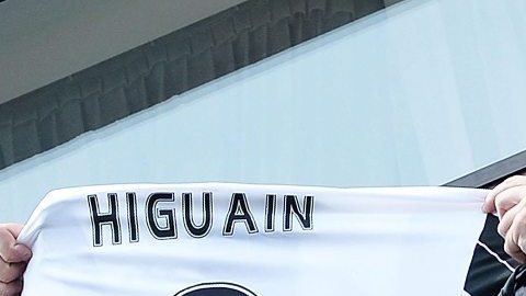 Gonzalo Higuaín presume su jersey de la Juventus,