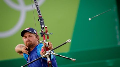 Brady Ellison ganó la medalla de plata por equipos con EEUU.