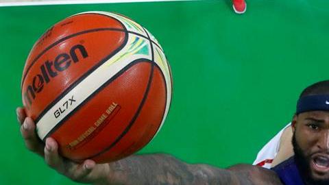 DeMarcus Cousins colaboró con 17 puntos.