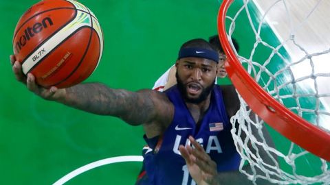 DeMarcus Cousins colaboró con 17 puntos.