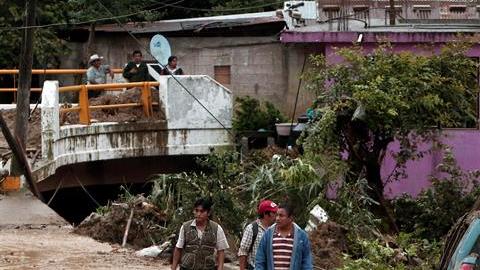 Los embates de la tormenta tropical Earl.