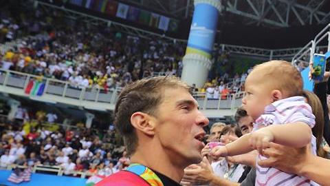 Michael Phelps con su hijo