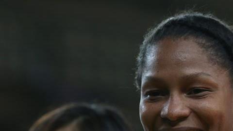 Yuri Alvear, judoca colombiana, muestra orgullosa su medalla de plata, la segunda para su país en Río 2016.