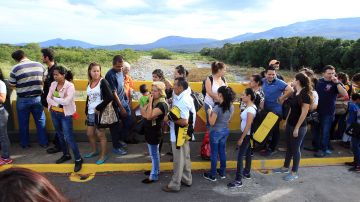 Ciudadanos procedentes de Venezuela entran a Colombia por el puente Simón Bolívar