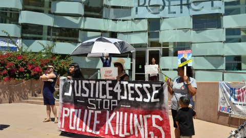 Demandan justicia ante la estación de policía de Hollenbeck en Boyle Heights.