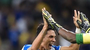 El portero hondureño Luis López (c) y el volante Bryan Acosta (i) celebran la victoria de su equipo el sábado frente a Corea del Sur para avanzar a las semifinales de Río 2016.