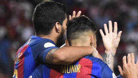 Messi festejando con sus compañeros la victoria ante el Sevilla en la Supercopa de España.