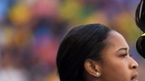 Michelle Jenneke de Australia en la línea de salida de su heat eliminatorio de los 110 m con vallas.