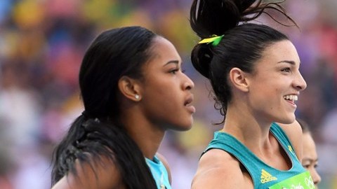 Michelle Jenneke de Australia en la línea de salida de su heat eliminatorio de los 110 m con vallas.