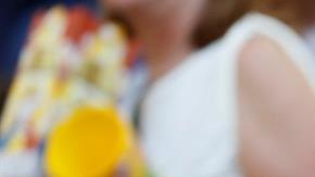 Ronaldinho posa con una medalla de oro en el partido ante Honduras.