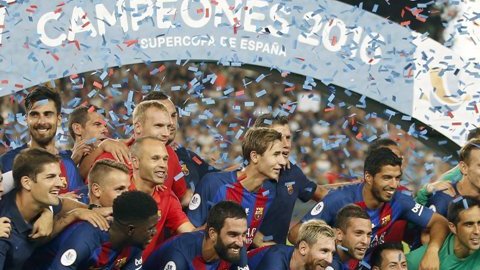 El Barcelona vence al Sevilla y se agencia la Supercopa de España.
