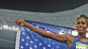 Las estadounidenses Nia Ali (con su hijo), medalla de plata, Brianna Rollins, medalla de oro, y Kristi Castlin, medalla de bronce en los 100 con vallas.