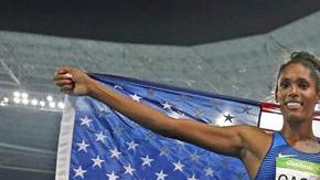 Las estadounidenses Nia Ali (con su hijo), medalla de plata, Brianna Rollins, medalla de oro, y Kristi Castlin, medalla de bronce en los 100 con vallas.