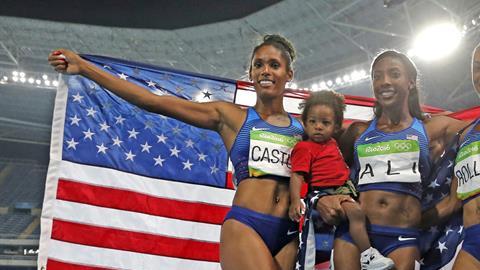 Las estadounidenses Nia Ali (con su hijo), medalla de plata, Brianna Rollins, medalla de oro, y Kristi Castlin, medalla de bronce en los 100 con vallas.
