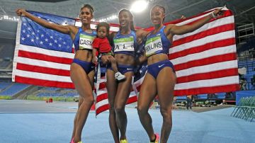 Las estadounidenses Nia Ali (con su hijo), medalla de plata, Brianna Rollins, medalla de oro, y Kristi Castlin, medalla de bronce en los 100 con vallas.