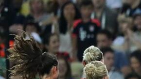 Jugadoras de Alemania festejan tras anotarle a Suecia.