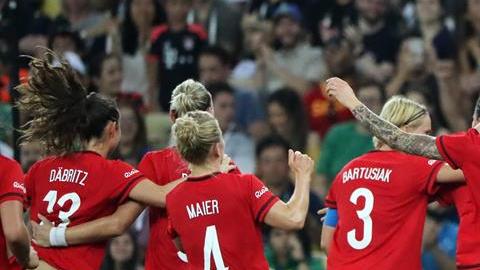 Jugadoras de Alemania festejan tras anotarle a Suecia.
