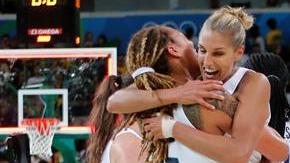 La selección femenina de EEUU festeja su victoria sobre España.