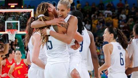 La selección femenina de EEUU festeja su victoria sobre España.