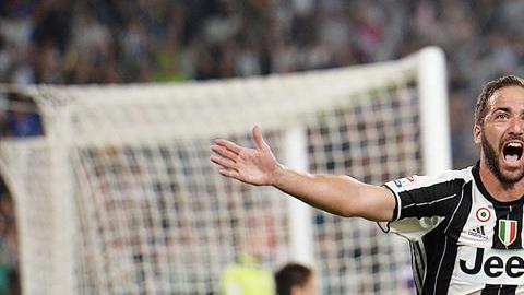 Higuaín festeja el gol del triunfo en su debut con la Juventus.
