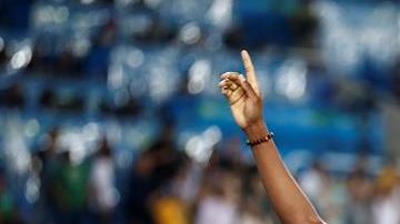 Semenya de Sudáfrica ganó con facilidad los 800 m.