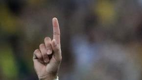 Neymar da gracias al cielo tras anotar el penal definitivo.