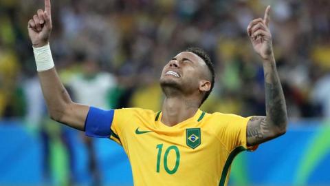 Neymar da gracias al cielo tras anotar el penal definitivo.