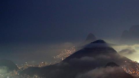 Vista nocturna de Río de Janeiro.