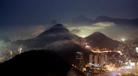 Vista nocturna de Río de Janeiro.