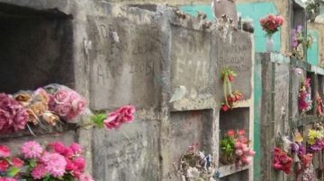 Los muertos del cementerio de Azacualpa descansan sobre una montaña de oro.