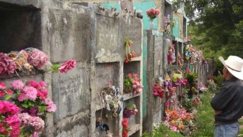 Los muertos del cementerio de Azacualpa descansan sobre una montaña de oro.