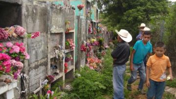Los muertos del cementerio de Azacualpa descansan sobre una montaña de oro.
