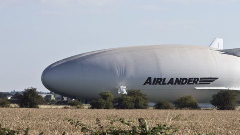 El Airlander 10 salió lentamente de su hangar el sábado por la mañana.
