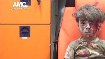 Omran Daqneesh tiene cinco años. Sobrevivió un ataque aéreo contra un barrio opositor en la ciudad siria de Alepo.