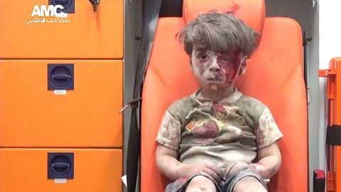 Omran Daqneesh tiene cinco años. Sobrevivió un ataque aéreo contra un barrio opositor en la ciudad siria de Alepo.