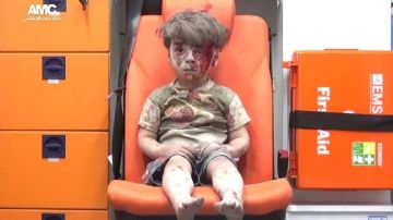 Omran Daqneesh tiene cinco años. Sobrevivió un ataque aéreo contra un barrio opositor en la ciudad siria de Alepo.