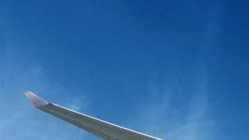 MD14. Madrid, 01/06/09.- Fotografía de archivo de un Airbus A330-200, en vuelo. Un avión de la compañía Air France con 231 personas a bordo desapareció hoy del control de los radares frente a las costas de Brasil, informaron fuentes aeroportuarias de París. Air France confirmó posteriormente que está "sin noticias" sobre el avión. Se trata de un Airbus A330 con 216 pasajeros y 15 miembros de la tripulación que tenía previsto aterrizar en el aeropuerto de Roissy Charles de Gaulle hacia las 11.10 hora local (09.10 GMT), donde se ha creado una célula de crisis. EFE/Archivo/ SOLO USO EDITORIAL