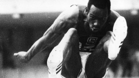 El estadounidense Bob Beamon  'voló' en la altura de México para dejar su 8,91 mts en salto largo.