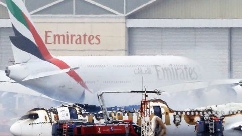 El Boeing 777-300 de Emirates Airlines, vuelo EK521, yace en la pista del Aeropuerto Internacional de Dubai, tras ser destruido por un incendio debido a una falla mecánica que forzó un aterrizaje de emergenciaImage copyrightEPA
Image caption
El Boeing 777-300 de Emirates Airlines, vuelo EK521, yace en la pista del Aeropuerto Internacional de Dubái, tras ser destruido por un incendio.