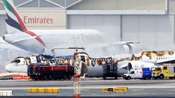 El Boeing 777-300 de Emirates Airlines, vuelo EK521, yace en la pista del Aeropuerto Internacional de Dubai, tras ser destruido por un incendio debido a una falla mecánica que forzó un aterrizaje de emergenciaImage copyrightEPA
Image caption
El Boeing 777-300 de Emirates Airlines, vuelo EK521, yace en la pista del Aeropuerto Internacional de Dubái, tras ser destruido por un incendio.