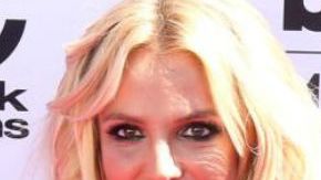 En las redes sociales comenzaron a circular fotos para refrescarle la memoria a Britney.