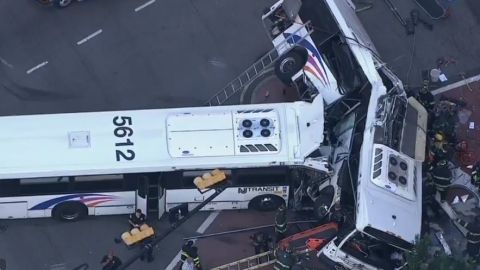 El choque lateral causó la muerte de uno de los conductores. Siete personas se encuentran en estado grave.