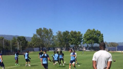 Patrick Vieira (de espaldas) dirige el entrenamiento del NYCFC, antes de viajar a San José para el partido de este viernes ante Earthquakes.