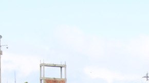 Cubanos en tránsito en la población de Turbo, hacinados en improvisados albergues.