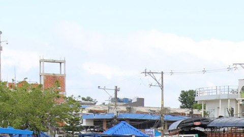 Cubanos en tránsito en la población de Turbo, hacinados en improvisados albergues.