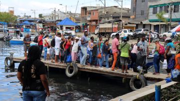 Cubanos en tránsito en la población de Turbo, hacinados en improvisados albergues.