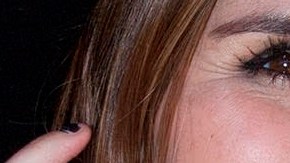 La cantante Dulce María se pasea en el parque de diversiones en Anaheim, California.