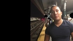 Esta es la foto del sospechoso tomada de cámaras de seguridad que suministró el NYPD.